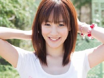 透き通るようなアイドル美少女がAVデビュー!!ポジティブで笑顔の可愛い美少女が初絡みから恍惚アクメ