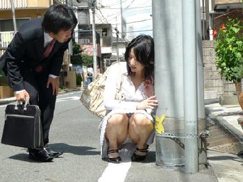 体調不良のときに助けられた隣人にお礼に行ったら性的凌辱される人妻