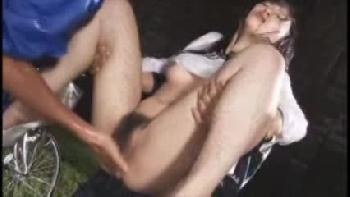 工事現場で雨宿りした人妻が男たちに強引に挿入される