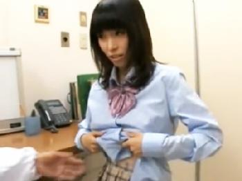 ワイセツ医師にされるがまま体を舐られて無許可で腟内射精される女子校生