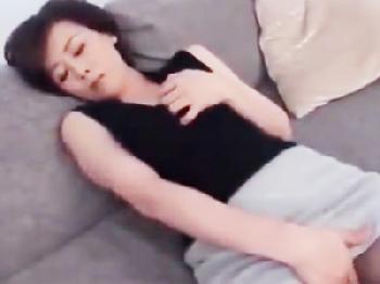 自慰行為では欲求を満たせなくなった美魔女が隣人に色仕掛けして密通交尾