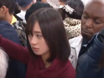 とても綺麗な女子大生娘が非人道的な黒人の強姦魔に痴漢されて抵抗できないままに女陰へ直射精