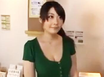 マッサージ店の変態店主が爆乳の看板娘に日頃の感謝を込めてエロ施術