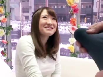 意外とすんなり股間の割れ目挿入出来たのでそのまま割れ目に挿入