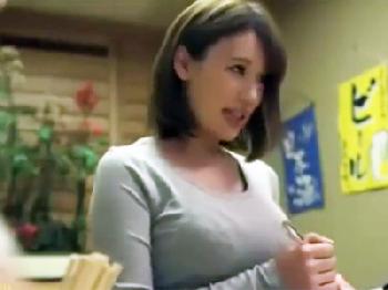 制服のTシャツのサイズ間違えて巨乳がパツンパツンだった看板娘が案の定犯される