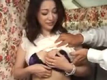 熟女人妻ばかりを狙って中出しキメる問題作