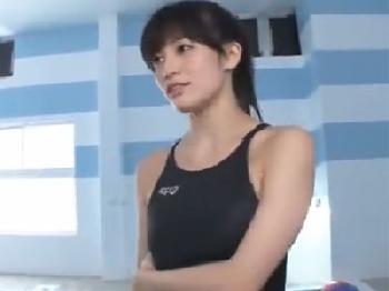 水泳部の巨乳美少女とひそかに性行為→綺麗なお顔に精液顔面射精