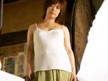 見栄えなく肉棒に貪りついてしまう淫らな人妻と夫が不在中に甘く激しい性交!!