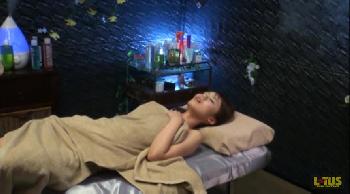 無料マッサージ体験に騙されおまんこへ直射精される巨乳人妻