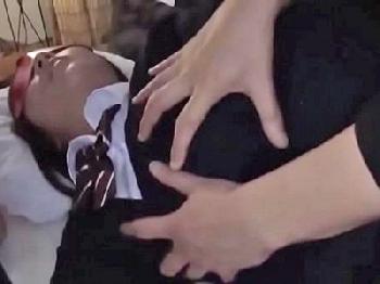 昏睡状態で連れてこられて訳も分からず性的暴行膣内射精される美少女女子校生