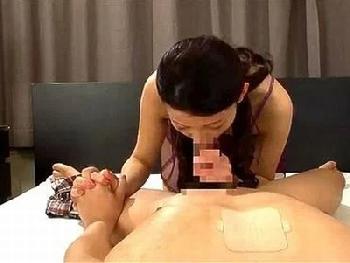 黒パンストの中で白い固定バイブが卑猥にウネウネ