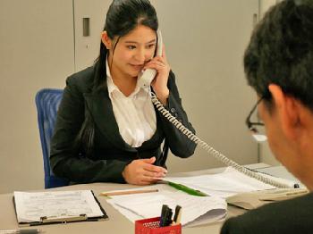 電話だけじゃ飽きたらなくなり電話相談室の人妻を犯す孤独な男