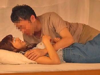 上段で彼氏が眠っているのに下段でセックスしだす彼女