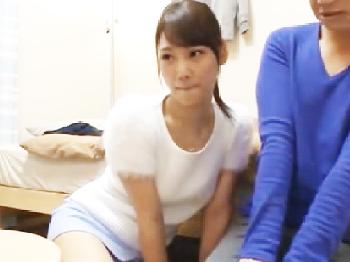 奥手な男とAV鑑賞してリードして挿入する美少女