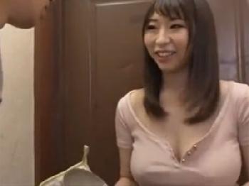 白肌の巨乳人妻が夫以外の男のペニスで禁断の満たされない性的欲求を解消する性行為