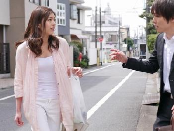 アメリカで助けてくれた超高級ホテルのコンシェルジュが…実は隣に住む奥さんだった!!運命的再開から肉体関係にW