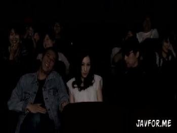 映画館で隣に座った美女を襲ってみたら性的欲求が満たされていないらしくそのままハメ