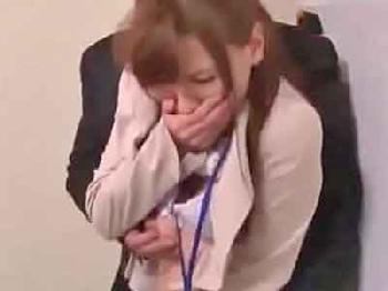 弱みを握った仕事中の人妻会社員を人気ないロッカールームで犯す