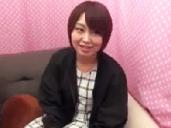 ショートヘアの美少女女子大生がオナニーサポートだけのはずがゴム無しペニスを挿入され‥W