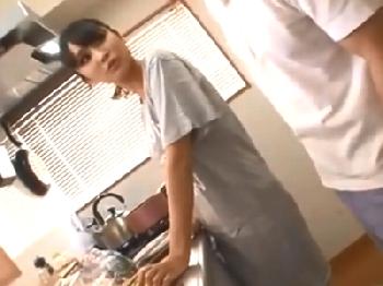 料理中にも関わらず弟に男性器を挿入されるギャルお姉ちゃん