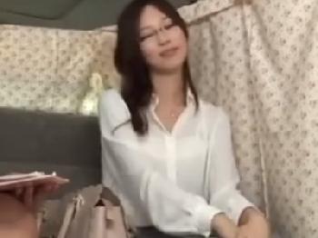 メガネの似合うモデル系素人人妻をナンパ→速攻ホテルに連れこんで中出し!!