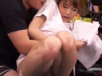 キュートな出張マッサージさんが強引に愛撫されて逆らえず‥