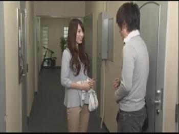 隣人の綺麗な人妻がマンションの廊下で男を誘惑→その場で性交!!