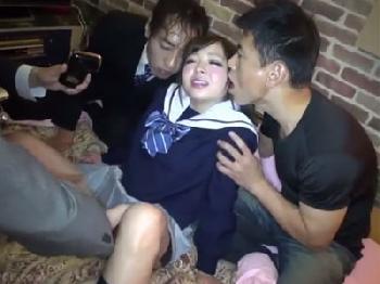 制服姿の美少女女子校生が変態の中年男達との乱交で連続昇天