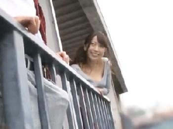 隣の男子高校生のフル勃起肉棒に気づいたお姉さんが部屋に招いて即挿入