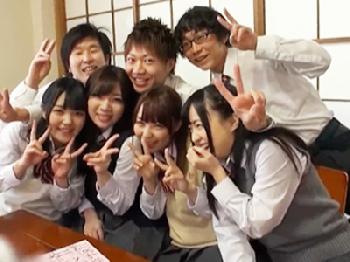 女子校生なのに酒を飲んで盛り上がって男子と中出し乱交