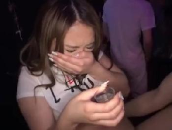 営業中のクラブ内で性行為イケイケギャル