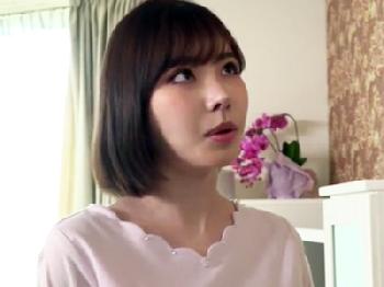 夫の上司と浮気してる綺麗な人妻が真っ昼間から自宅で不貞交尾