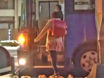 痴漢バスに乗り込んでしまった小○生の未成熟な女性器へ強制膣内射精