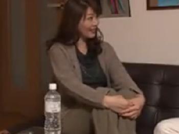 若いペニス欲しがってる熟女人妻の期待に応え中出し