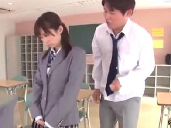 大量潮吹きで教室中ビショビショにする委員長女子校生