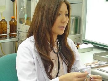 夫の病院で患者たちの標的になり毎日ハズカシメられるとても綺麗な女性医師