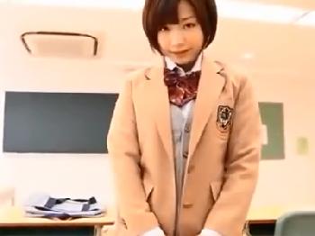 ショートヘアの童顔美少女が放課後の教室で同級生ペニスを騎乗位で快楽攻め