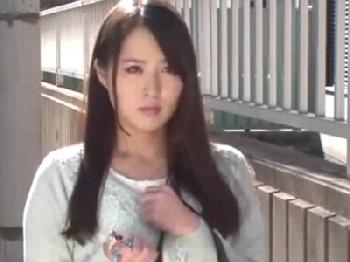 夫との夜の営みに不満を持った人妻が若ペニスで突かれ快楽絶頂