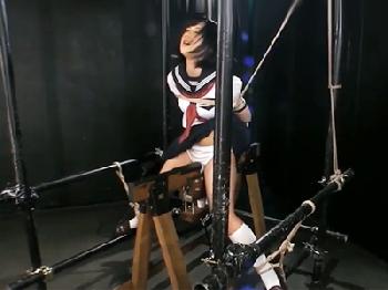 制服女子校生が拉致られて電動マッサージ器付き三角木馬拷問で快楽頂点に達する