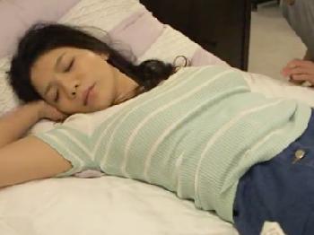 綺麗で巨乳の彼女のお姉さんを夜這い→抵抗されるも最後は互いに絶頂