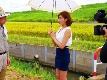 田舎で明日香キララが声をかけた夫婦の家に泊まって夫を寝取ろう!!