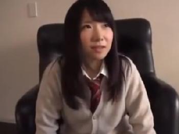 言葉巧みに騙してナンパした女子校生にためらいなく膣内発射キメる卑劣な男