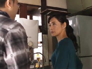 暴走息子にペニスしゃぶらされるとても綺麗な母