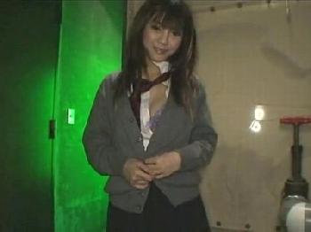 童顔ギャルがオヤジ棒を手コキと尺八で快楽へと導く!!