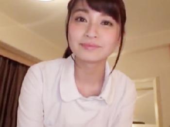 回春マッサージのキュートな少女が小悪魔に痴女手コキ