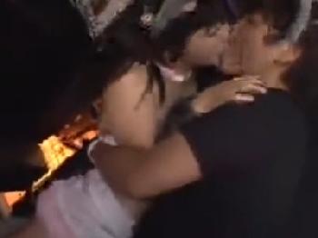 厄介ファンに絡まれて性的凌辱される美少女アイドル