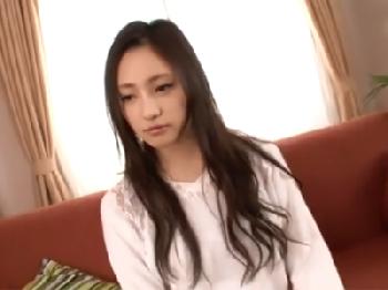 スリムでスタイル抜群の美女が穴空きズボンを履いて即ズボ