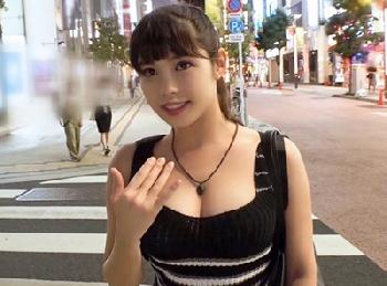 服から溢れるこのバスト!!新宿でナンパした現役女子大生が潮吹き＆顔面射精交尾