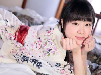 顔面騎乗で悶絶する娘を見守りつつ黙々と腰をふって快楽を貪る美麗主婦