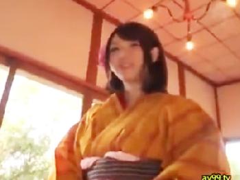 色白モチ肌の美乳美少女の浴衣をはだけさせて種付け性交!!